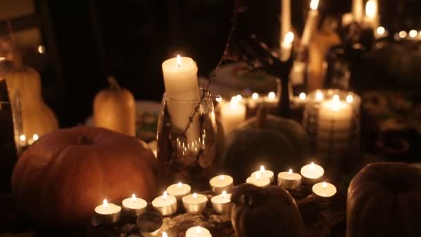 Halloween holiday table with candles and pumpkins — Stock Video