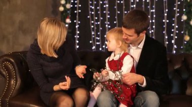 Studio genç bir aile portresi