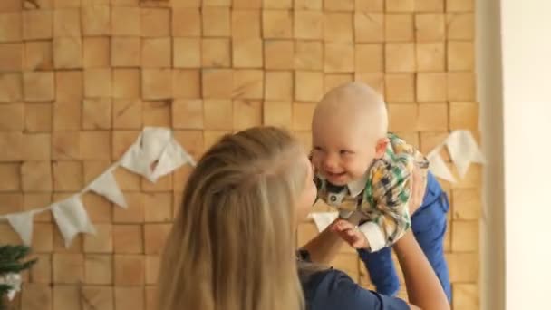 Mamma och baby spelar och ler i studio — Stockvideo