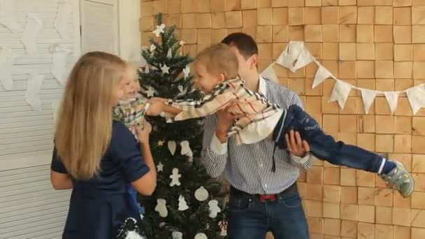 Pais felizes brincando com seus filhos — Vídeo de Stock