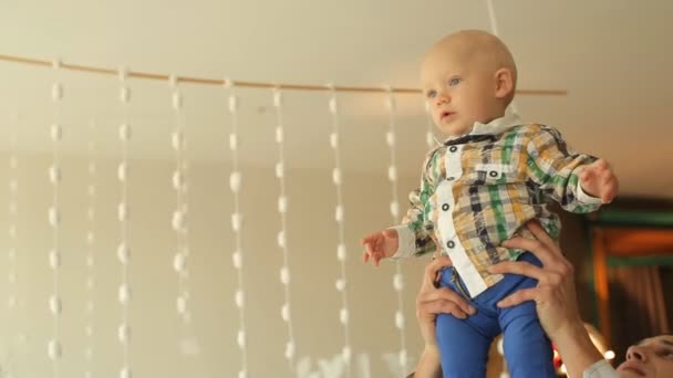 Jovem feliz segurando um sorriso 4-5 meses de idade bebê — Vídeo de Stock