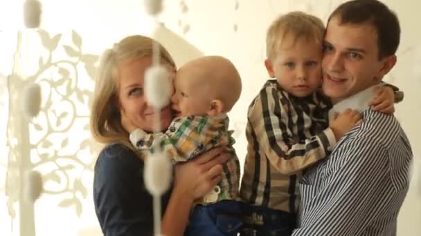 Gelukkige ouders spelen met hun kinderen — Stockvideo