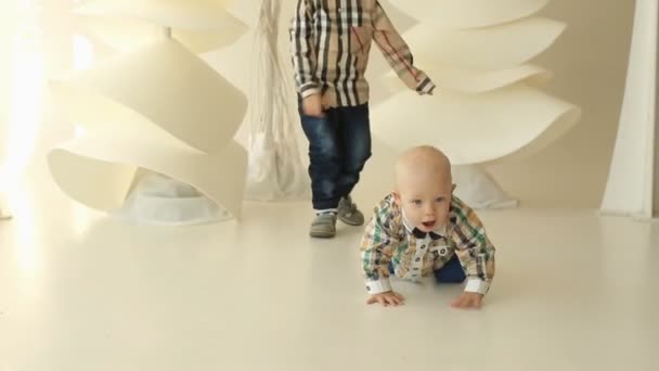 Divertente sorridente bambino strisciando isolato su studio bianco — Video Stock