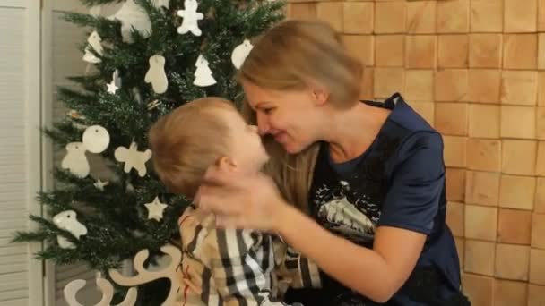 Madre y bebé jugando y sonriendo en el estudio — Vídeo de stock