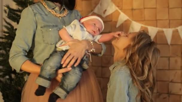 Mère heureuse avec un bébé et sa fille — Video