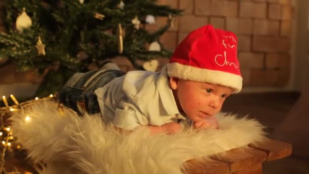 Happy baby spelar med en jul krans — Stockvideo