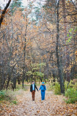 İki parkta yürüyor gülümseyen hamile