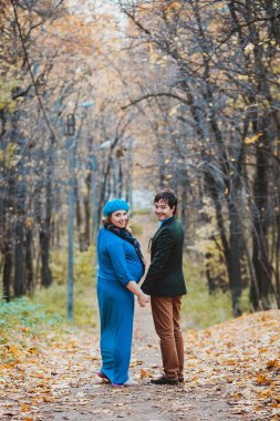 İki parkta yürüyor gülümseyen hamile