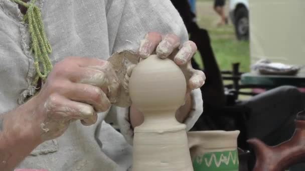制陶工人工作的粘土 — 图库视频影像