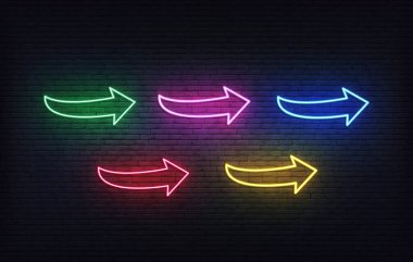 Oklar neon simgeleri ayarlandı. Parlak renkli işaret panosu okları