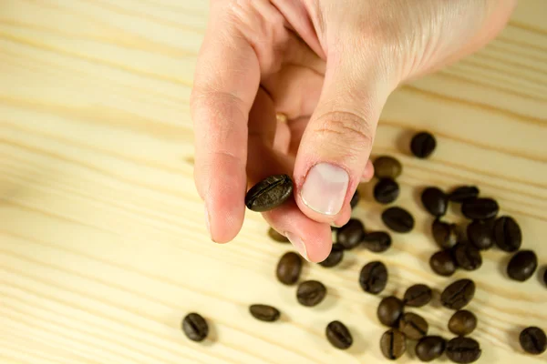 Koffie bean in hand — Stockfoto