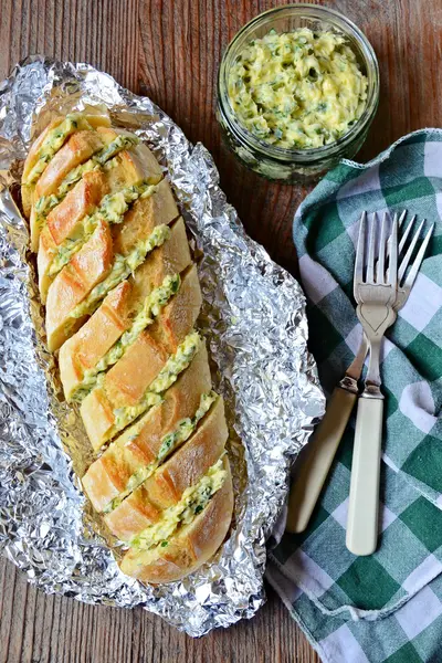 Baguete com manteiga de ervas — Fotografia de Stock