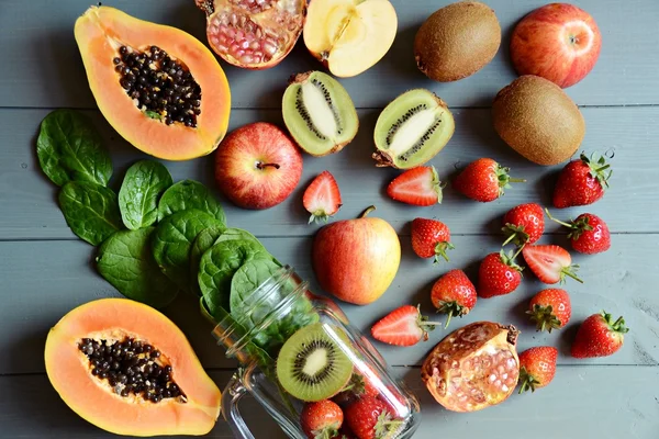 Meyve ve güler yüzlü için çilek