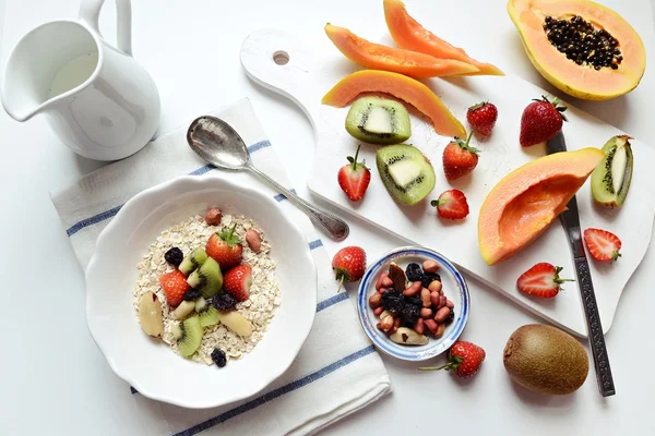 Breakfast oatmeal with fruits and berries — Stock Photo, Image