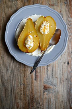 Mascarpone ile karamelize armut