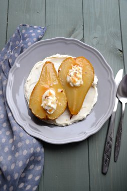 Mascarpone ile karamelize armut