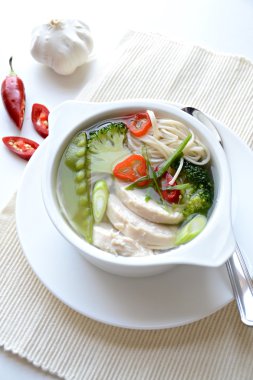 Tavuk ve sebze çorbası.