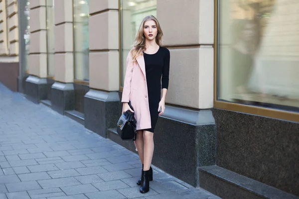 Jonge mooie vrouw die op straat staat. Elegante outfit. Lichaamsportret. Vrouwelijke mode — Stockfoto