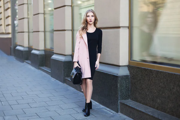 Jovem mulher bonita de pé na rua. Roupa elegante. Retrato de corpo inteiro. Moda feminina — Fotografia de Stock