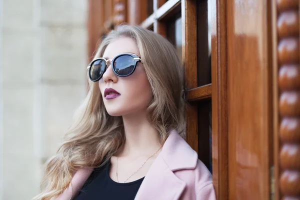 Smuk ung fashionabel kvinde med solbriller ser til side. Kvindelig mode. Closeup-portræt - Stock-foto