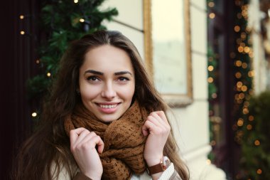 Sokakta poz şık giysiler giyen genç güzel şık bayan yakın portre. Kameraya bakan model. Kadın moda konsepti