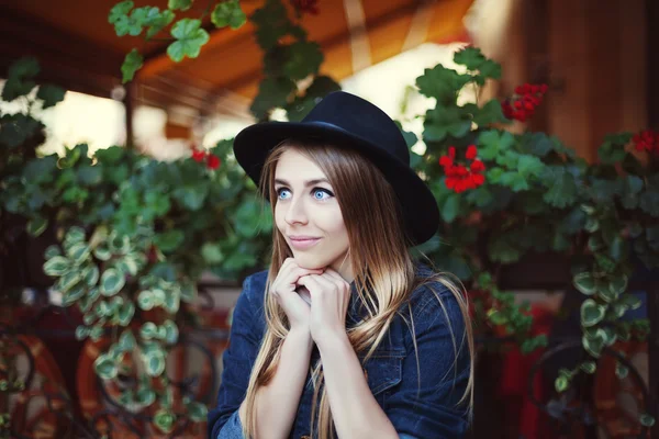 Young beautiful woman wistfully looking up. Colorful background — Stock Photo, Image