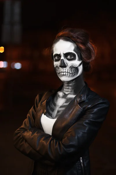 Mladá žena kráčí po ulici. Obličej na Halloweenskou párty. Pouliční portrét. Pas nahoru. Noční město pozadí — Stock fotografie