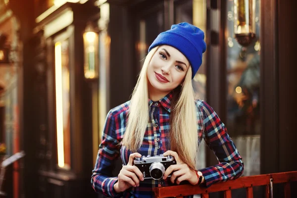 Stylish happy smiling hipster girl with retro vintage camera. Close up street portrait. Toned — Stock Photo, Image