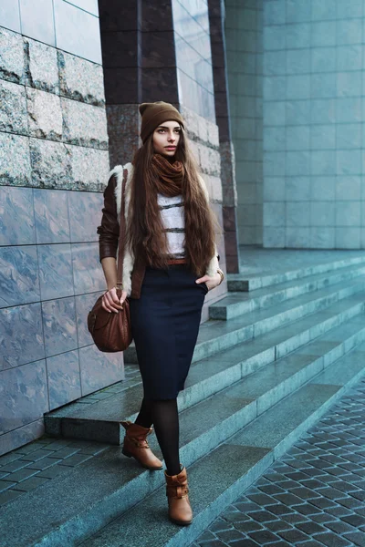 Полный портрет молодой красивой модной женщины в стильной одежде, идущей по улице. Модель смотрит в сторону. Женская мода — стоковое фото