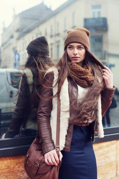 Venkovní portrét mladé krásné ženy, která nosí stylové oblečení stojící na ulici. Model s pohledem stranou. — Stock fotografie