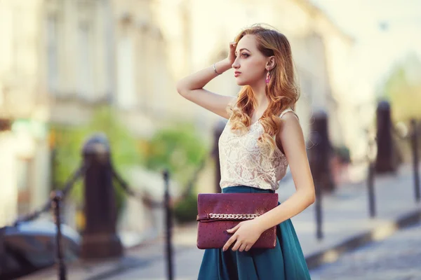 Portrait extérieur de jeune belle dame à la mode posant dans la rue. Modèle portant des vêtements élégants. Fille regardant de côté. Concept de mode féminine . — Photo