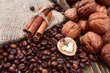 kahve çekirdekleri, tarçın ve ceviz.