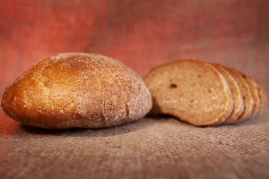 Siyah ekmek üzerinde çul arka plan. Seçici odak