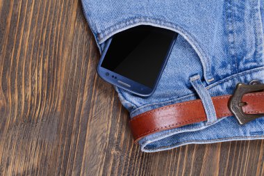 Cep Mavi Jeans ile siyah perde telefon