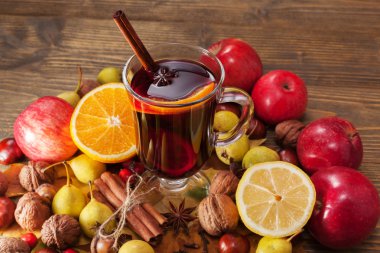 Baharat ve sonbahar dekorasyonu ahşap masa üzerinde mulled şarap. Yakın çekim