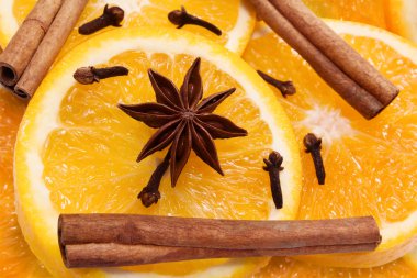 Noel baharatlar mulled şarap için. Portakal, tarçın, karanfil, yıldız anason. Yakın çekim