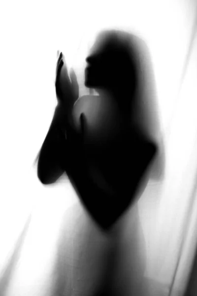 Silhouet Van Een Meisje Achter Een Gordijn Abstract Wazig Beeld — Stockfoto