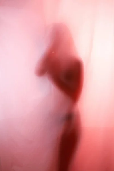 Silhouet Van Een Meisje Achter Een Gordijn Abstract Wazig Beeld — Stockfoto