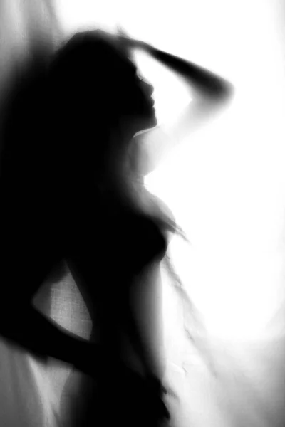 Silhouet Van Een Meisje Achter Een Gordijn Abstract Wazig Beeld Stockfoto