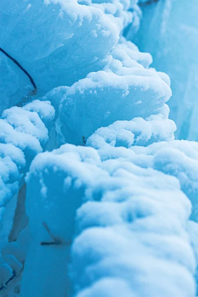 雪とつららのマクロ背景 閉じる冬の風景です 美しい青い氷と雪の形成 — ストック写真