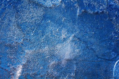 Donmuş baloncuklu buz dokusu ve koyu mavi arka planda çatlaklar. Güzel soyut dekoratif arka plan. Paketler, hediye, kumaş, tekstil ve mobilya için zarif bir tasarım. Kış düzeni.