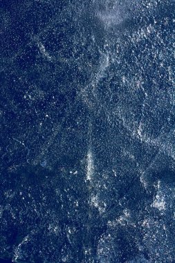 Donmuş baloncuklu buz dokusu ve koyu mavi arka planda çatlaklar. Güzel soyut dekoratif arka plan. Paketler, hediye, kumaş, tekstil ve mobilya için zarif bir tasarım. Kış düzeni.