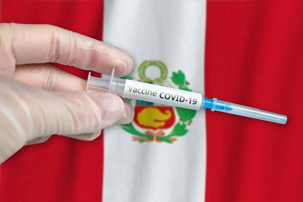 Coronavirus Covid Vakcinační Koncept Peru Lékařskou Rukou Stříkačkou — Stock fotografie