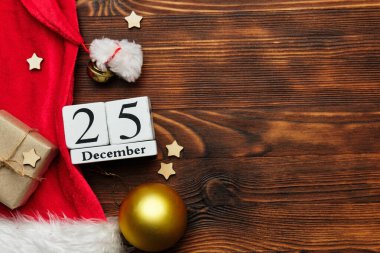 Noel kavramı. 25 Aralık. Takvim ahşap arkaplanda. Kopya alanı da var.