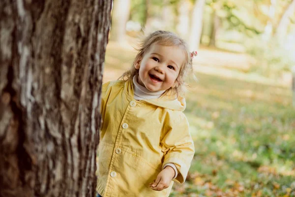 Menina Branca Brincando Esconde Esconde Parque Outono — Fotografia de Stock