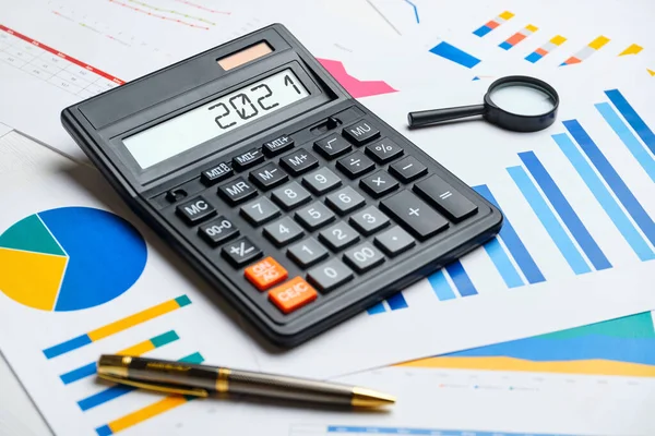 Concepto Financiero 2021 Una Calculadora Gráficos — Foto de Stock