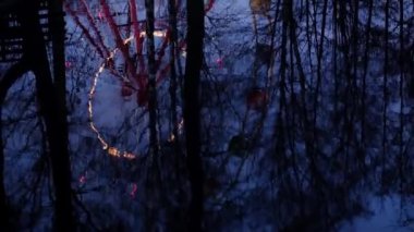 Sonbahar akşamı parktaki su atlıkarıncasında yansıma..