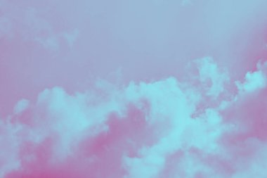 Bulutlarla kaplı soyut neon gökyüzü