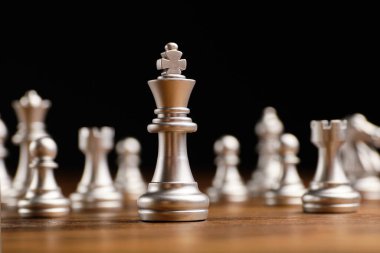 Şirket çalışanları arasında bir iş lideri konsepti.