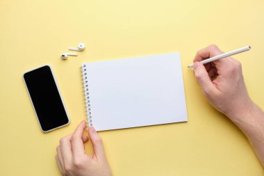 Kişi not defterine kopyalama alanı ile notlar yazar.